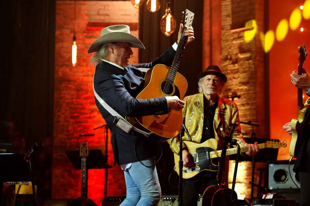 Country Legend Dwight Yoakam Says Scary Aircraft Incident Caused Delay ...