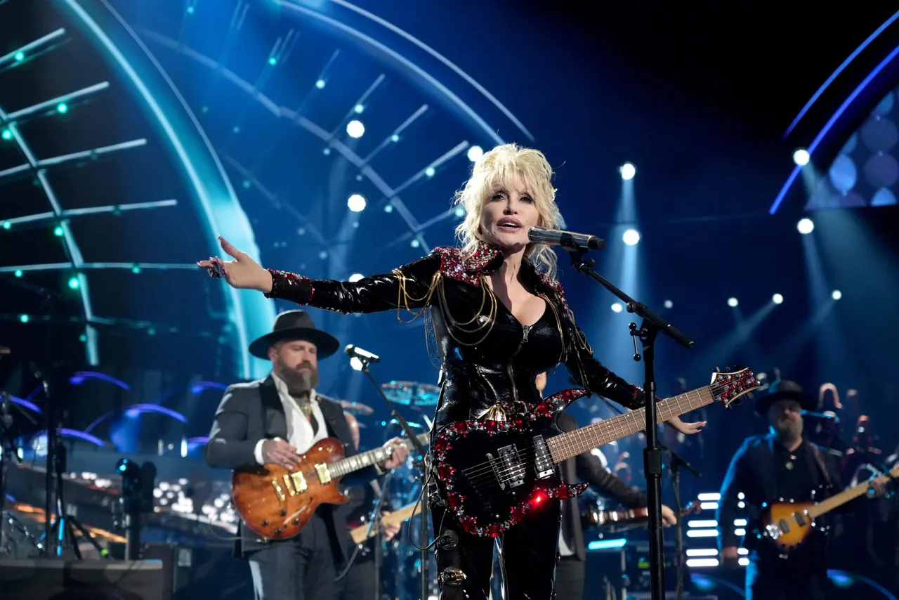 LOS ANGELES, CALIFORNIA - NOVEMBER 05: Inductee Dolly Parton performs onstage during attends the 37th Annual Rock & Roll Hall of Fame Induction Ceremony at Microsoft Theater on November 05, 2022 in Los Angeles, California. (Photo by Kevin Mazur/Getty Images for The Rock and Roll Hall of Fame)