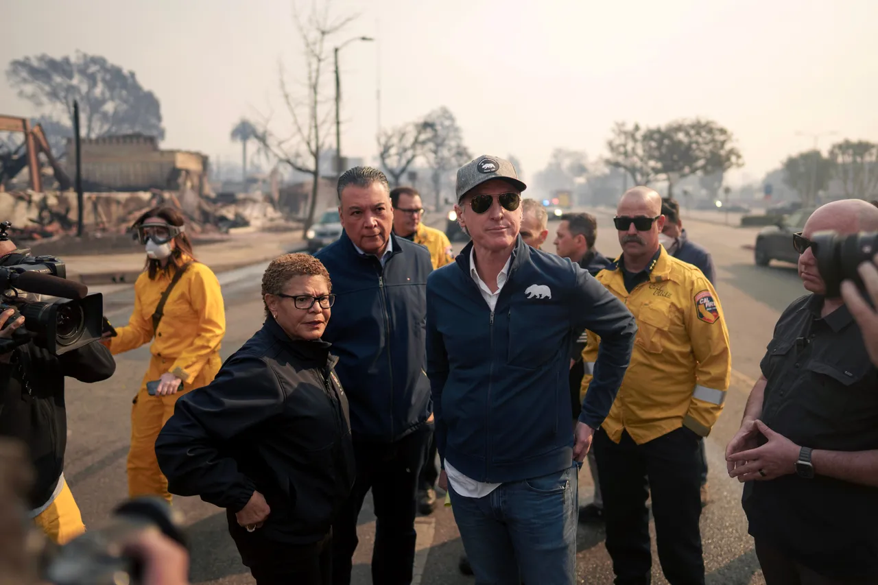 LOS ANGELES, CALIFORNIA - JANUARY 8: California Governor Gavin Newsom and Los Angeles Mayor Karen Bass tour the downtown business district of Pacific Palisades as the Palisades Fire continues to burn on January 8, 2025 in Los Angeles, California. Fueled by intense Santa Ana Winds, the Palisades Fire has grown to over 2,900 acres and 30,000 people have been ordered to evacuate while a second major fire continues to burn near Eaton Canyon in Altadena. (Photo by Eric Thayer/Getty Images)