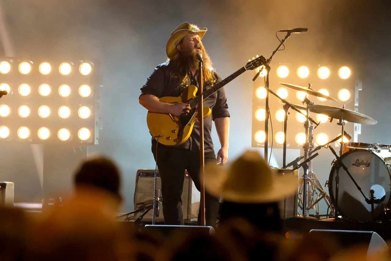 NASHVILLE, TENNESSEE - NOVEMBER 19: EDITORIAL USE ONLY Chris Stapleton performs onstage during the 59th Annual CMA Awards at Bridgestone Arena on November 19, 2025 in Nashville, Tennessee. (Photo by Jason Kempin/Getty Images)