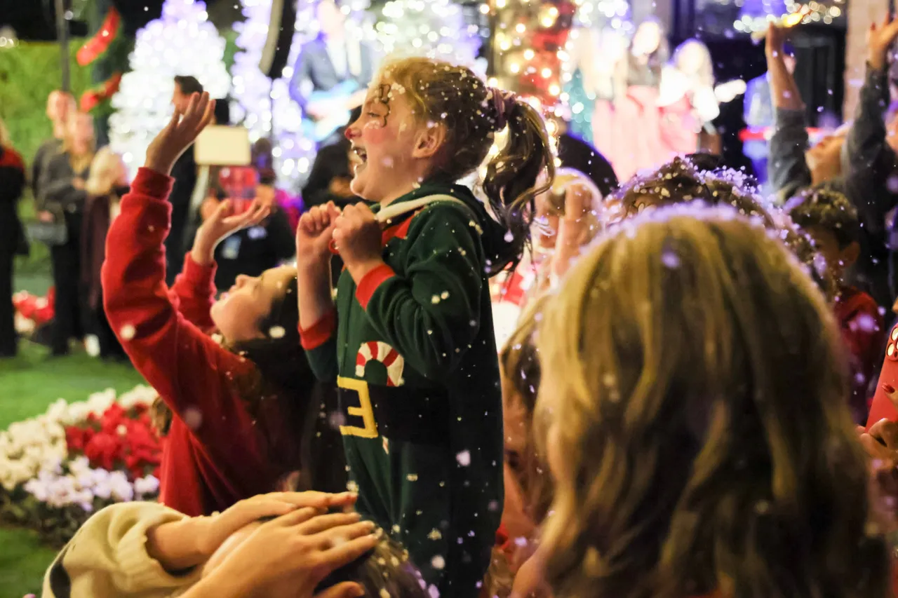 PACIFIC PALISADES, CALIFORNIA - DECEMBER 06: Children enjoy snowfall during the Palisades Village Tree Lighting Ceremony at Palisades Village on December 06, 2025 in Pacific Palisades, California. (Photo by Rodin Eckenroth/Getty Images for Caruso)