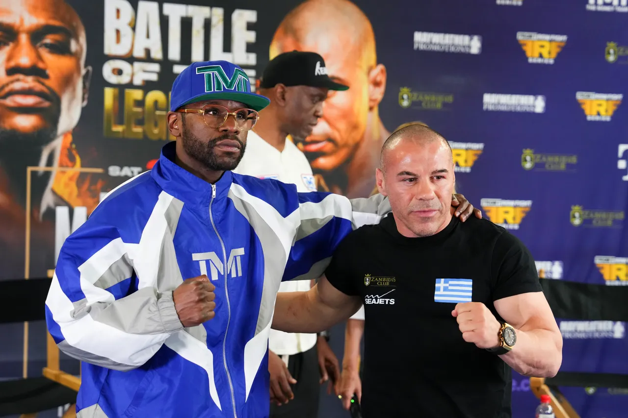 LAS VEGAS, NEVADA - MAY 07: Boxer Floyd Mayweather Jr. (L) and kickboxer Mike Zambidis pose during a news conference to announce their upcoming full-contact exhibition match at the Mayweather Boxing Club on May 07, 2026 in Las Vegas, Nevada. The match between Mayweather Jr. and Zambidis will take place on June 27, 2026 in Athens, Greece. (Photo by Candice Ward/Getty Images)