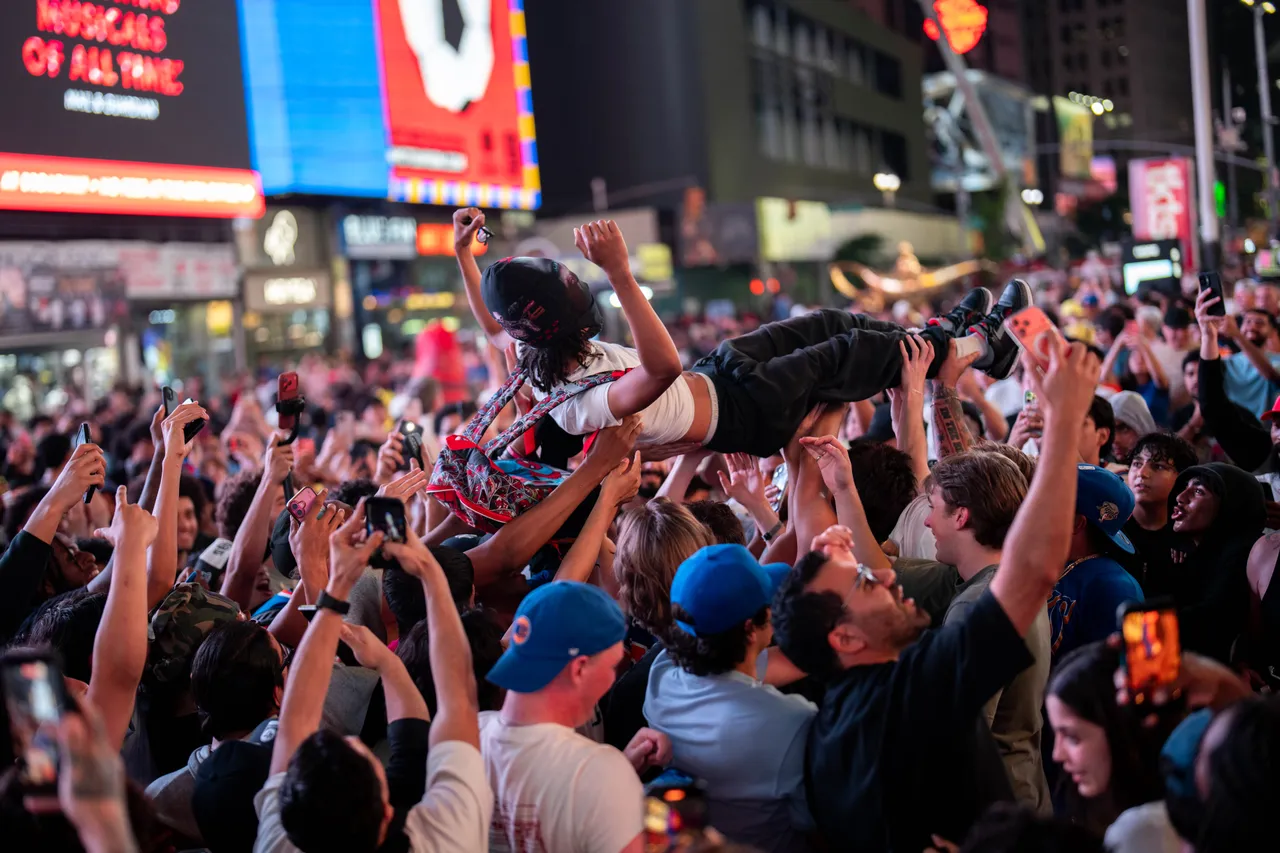 New York Knicks fans celebrate winning Game 4 of the NBA Finals