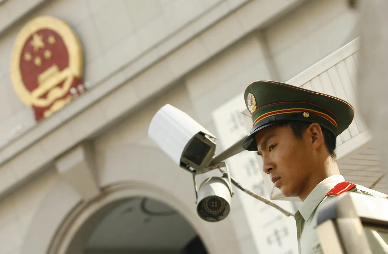 A Chinese paramilitary policeman stands guard outside Beijing's No. 2 Intermediate Court where Hong Kong reporter Ching Cheong was sentenced to five years in jail for espionage on behalf of Taiwan, 31 August 2006. (Photo credit should read PETER PARKS/AFP via Getty Images)