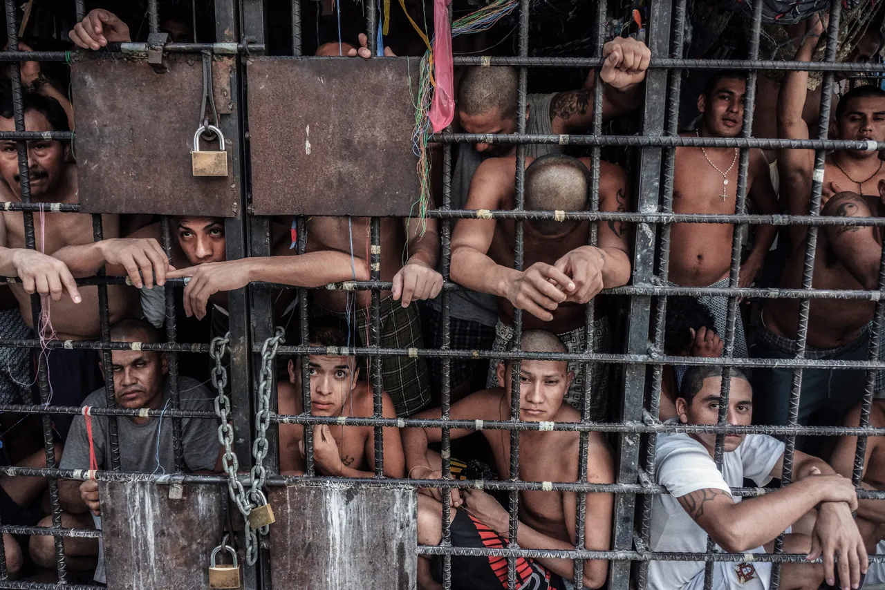 SAN SALVADOR, EL SALVADOR - MAY 20: MS-13 gang members languish in one of the three 'gang cages' in the Quezaltepeque police station May 20, 2013 in San Salvador, El Salvador. (Photo by Giles Clarke/Getty Images.)