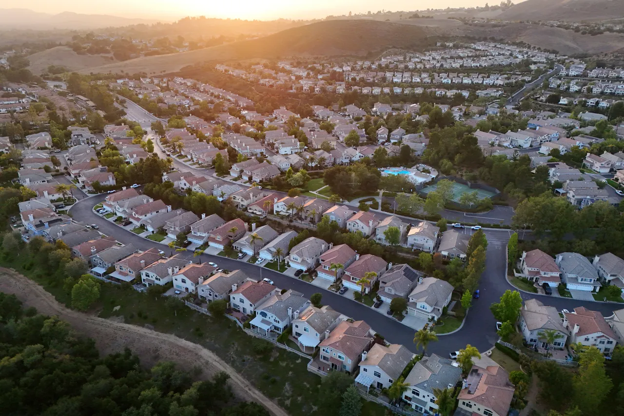 Aerial view of homes in Thousand Oaks, California