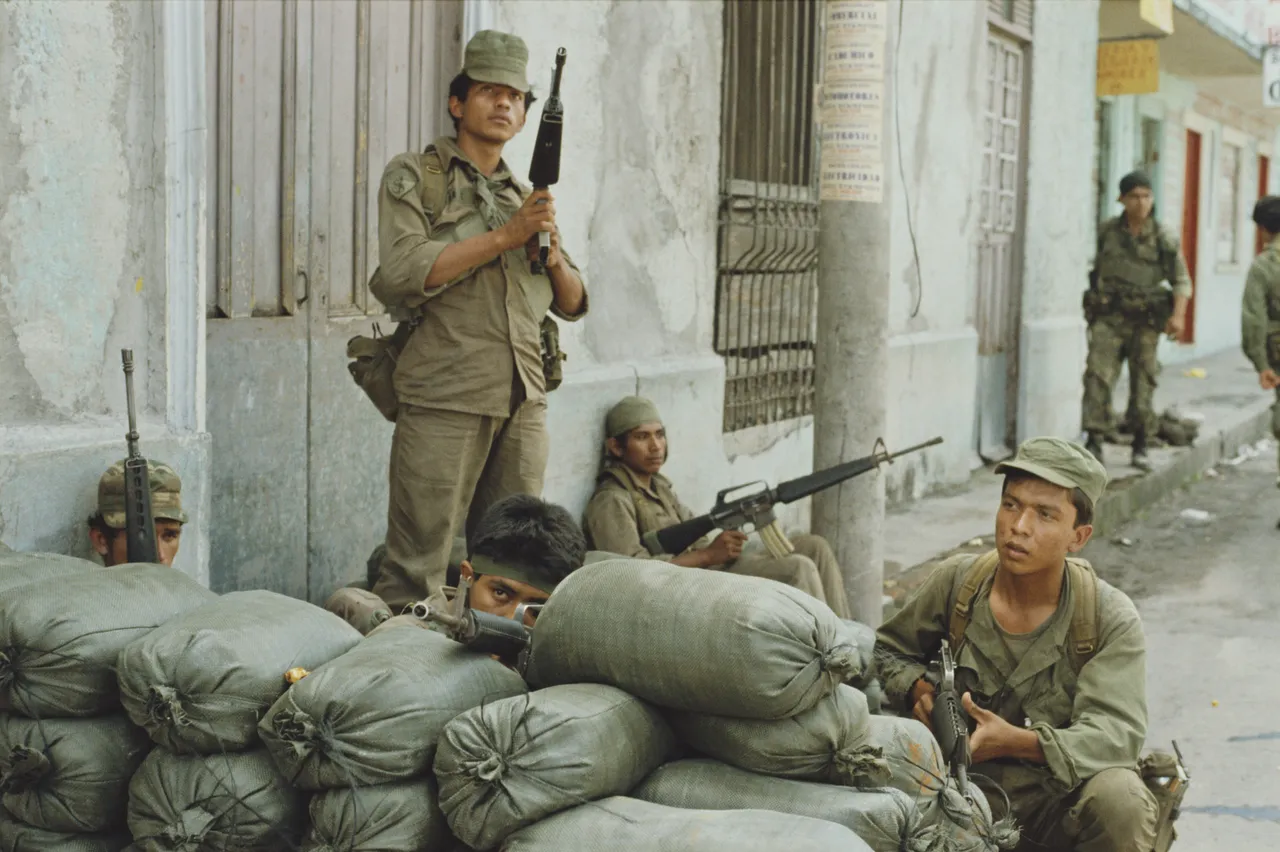 Soldiers of the Salvadoran Army during an offensive by the FMLN (Frente Farabundo Martí para la Liberación Nacional or Farabundo Martí National Liberation Front) in El Salvador, during the Salvadoran Civil War, November 1989. (Photo by Scott Wallace/Getty Images)