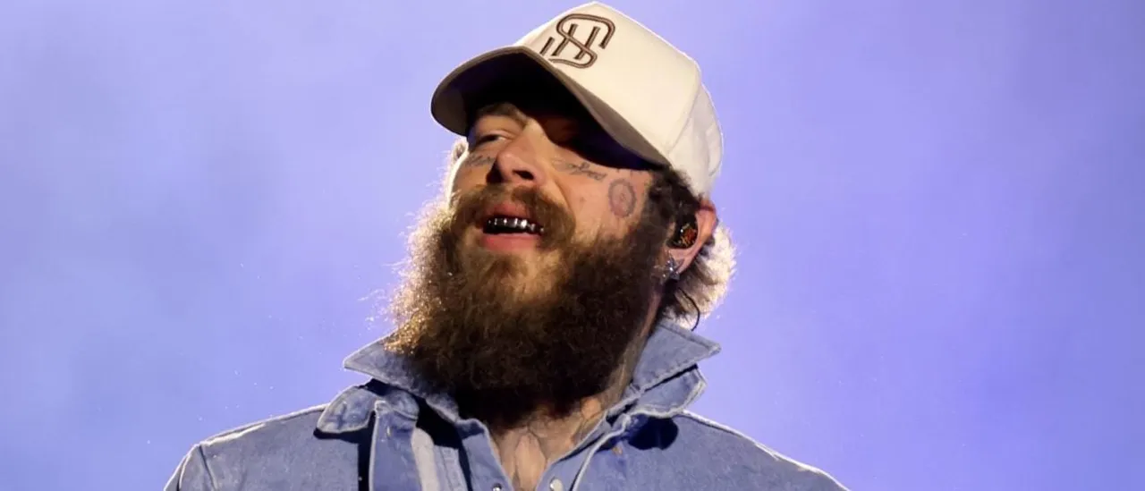 Legendary Singer Sparks Concern With Troubling On-Stage Behavior