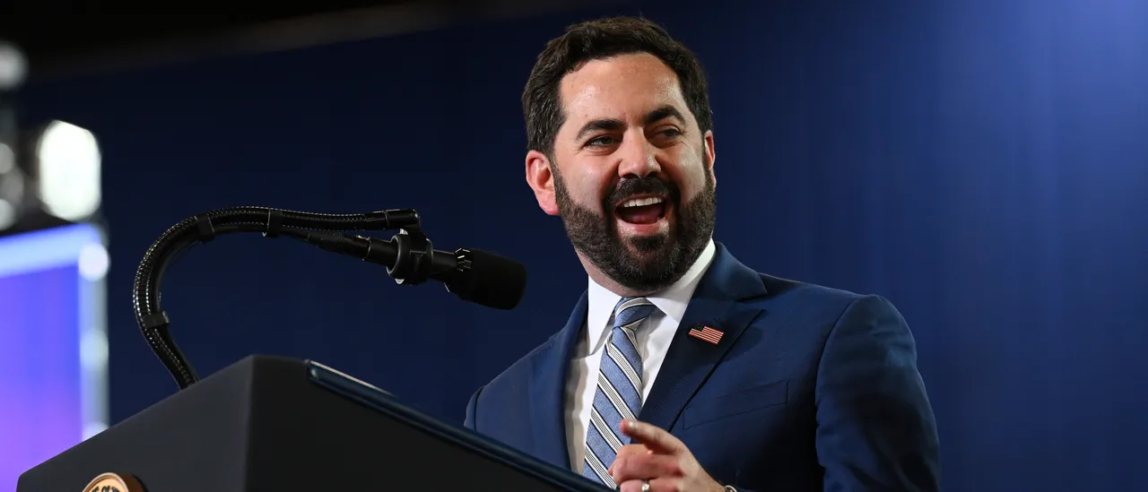 6 Republicans Defy GOP Leadership By Locking Arms With Democrats To Push For More Ukraine Funding