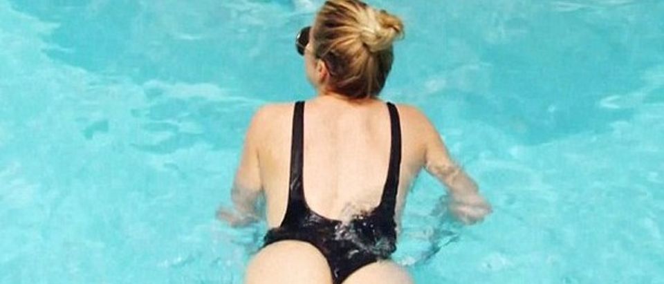 Khloe Kardashian shows off her butt during an episode of 'Keeping Up with the Kardashians.' (Photo: E! screen grab)