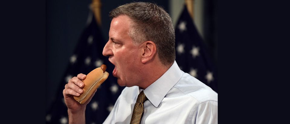 Mayor Bill de Blasio eats a hotdog. (Getty Images/Dom Emmert)