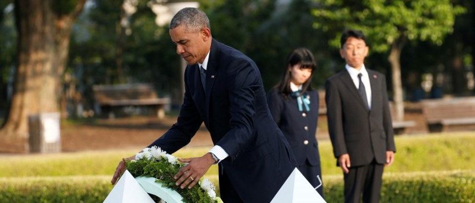 Obama lays a wreath at a cenotaph at Hiroshima Peace Memorial Park