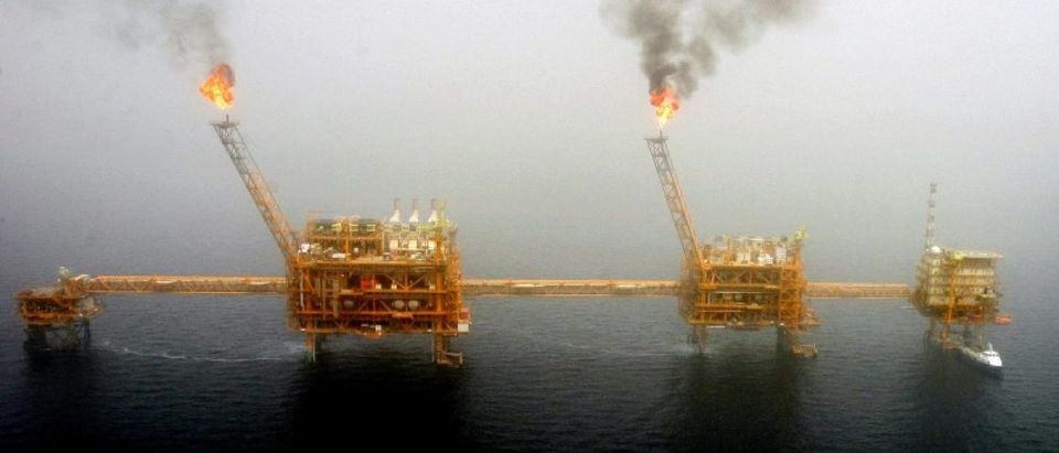Gas flares from an oil production platform at the Soroush oil fields in the Persian Gulf, south of the capital Tehran, July 25, 2005. REUTERS/Raheb Homavandi/File Photo