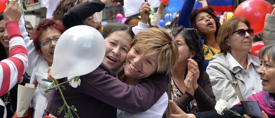 Colombia's government and the FARC guerrilla force signed a definitive ceasefire Thursday, taking one of the last crucial steps toward ending Latin America's longest civil war. / AFP / Guillermo Legaria (Photo credit should read GUILLERMO LEGARIA/AFP/Getty Images)