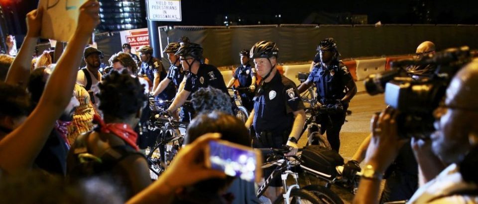 Police Officers: REUTERS/Mike Blake