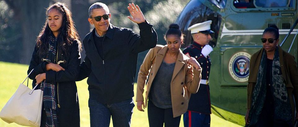 President Barack Obama and his family (L-R) Malia, Sasha, and first lady Michelle Obama return to the South Lawn of the White House January 3, 2016 in Washington, D.C. (Photo by Ron Sachs-Pool/Getty Images)