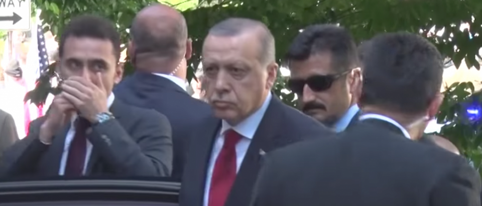 Turkish president Recep Tayyip Erdogan outside of Turkish embassy, May 16, 2017. (via VOA Turkish on Youtube)