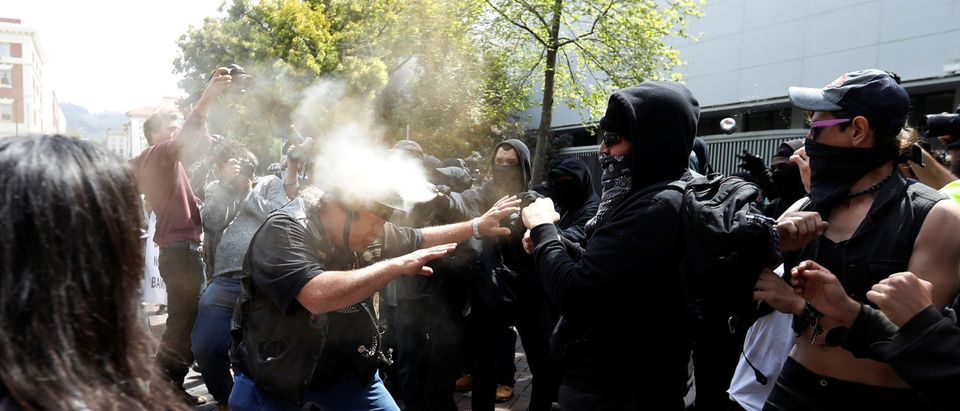 A man in support of U.S. President Donald Trump (L) is being pepper-sprayed by a counter-protester during a rally in Berkeley, California in Berkeley, California, U.S., April 15, 2017. (Photo: REUTERS/Stephen Lam)