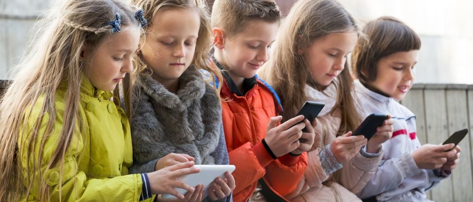 Some want retailers from selling smartphones to children (Photo: Shutterstock/Iakov Filimonov)