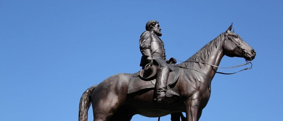 Robert E. Lee statue (Shutterstock/MGS)