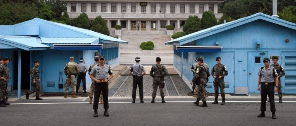 FILE PHOTO: South Korea and U.S. soldiers stand guard during a commemorative ceremony for the 64th anniversary of the Korean armistice at the truce village of Panmunjom in the Demilitarized Zone (DMZ) dividing the two Koreas July 27, 2017. REUTERS/Jung Yeon-Je/Pool