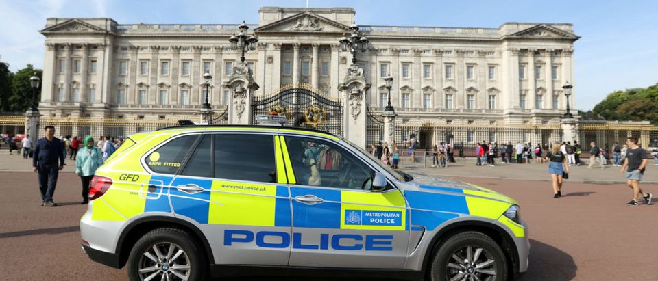A police vehicle patrols outside Buckingham Palace in London, Britain August 26, 2017. REUTERS/Paul Hackett - RTX3DEDU