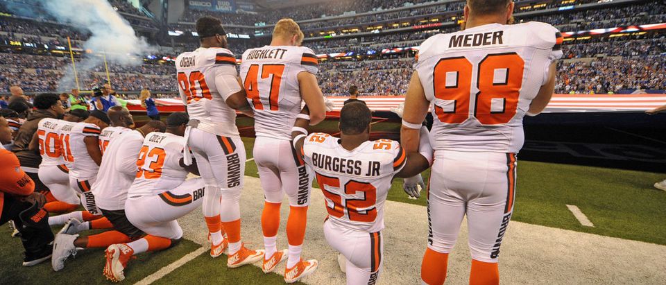 The Cleveland Browns team stand and kneel during the National Anthem. Sep 24, 2017. (Photo: Thomas J. Russo - Reuters/USA TODAY Sports)