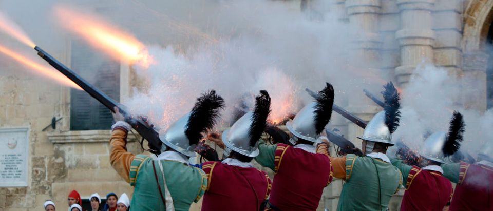 A historical re-enactment of the Christian victory over the Ottomans at the Battle of Lepanto in 1571 in St George's Square outside the Presidential Palace in Valletta, December 8, 2009. REUTERS/Darrin Zammit Lupi (MALTA SOCIETY)