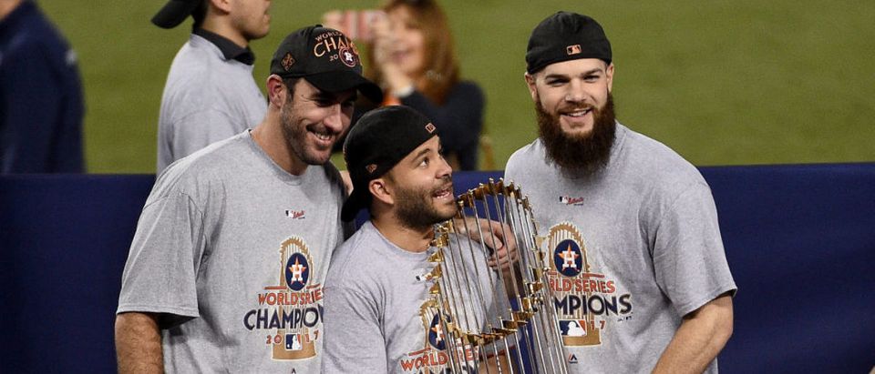 Photo: Astros Verlander holds Commissioner's Trophy in the World