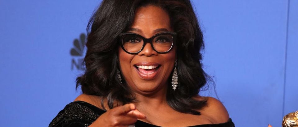 75th Golden Globe Awards Photo Room Beverly Hills, California, U.S., 07/01/2018 Oprah Winfrey poses backstage with her Cecil B. DeMille Award. REUTERS/Lucy Nicholson