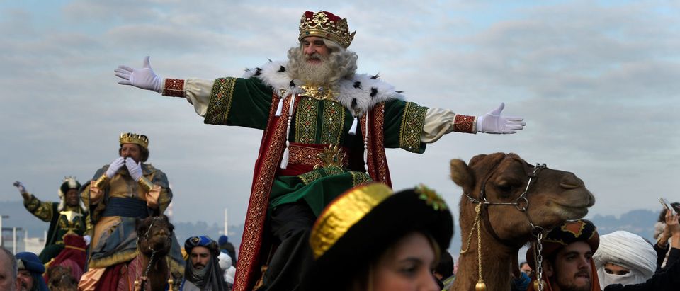 A man dressed as one of the Three Kings greets people during the Epiphany parade in Gijon, Spain January 5, 2017. REUTERS/Eloy Alonso