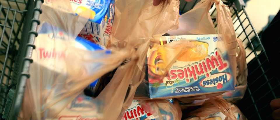 A customer buys boxes of Hostess snacks at a Jewel-Osco grocery store on December 11, 2012 (Photo by Scott Olson/Getty Images)