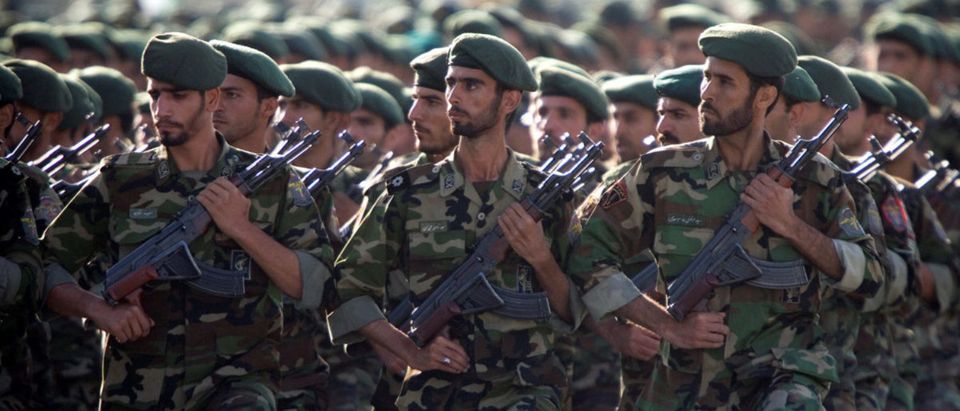 Members of Iran's Revolutionary Guards march during a military parade to commemorate the 1980-88 Iran-Iraq war in Tehran September 22, 2007. REUTERS/Morteza Nikoubazl/File Photo -