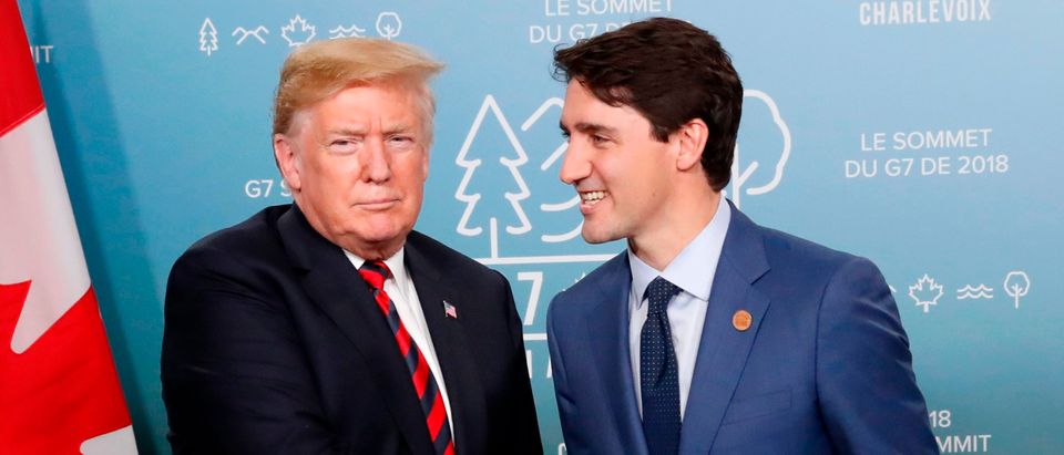 U.S. President Donald Trump shakes hands with Canadas Prime Minister Justin Trudeau in a bilateral meeting at the G7 Summit in in Charlevoix, Quebec, Canada, June 8, 2018. REUTERS/Leah Millis - HP1EE681NHN5O