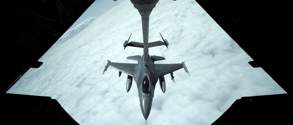 A US Air Force F-16 receives fuel from a fuel boom suspended from a US Air Force KC-10 Extender during mid-air refueling support to Operation Inherent Resolve over Iraq and Syria air space, March 15, 2017. REUTERS/Hamad I Mohammed - RC14E283A790