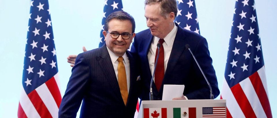 FILE PHOTO: U.S. Trade Representative Lighthizer embraces Mexican Economy Minister Guajardo during a joint news conference on the closing of the seventh round of NAFTA talks in Mexico City