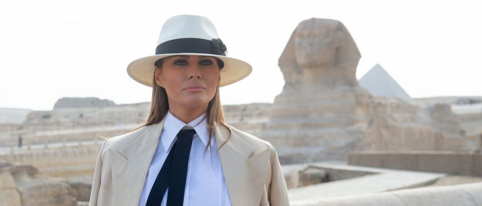 US First Lady Melania Trump tours the Egyptian pyramids and Sphinx in Giza, Egypt, October 6, 2018, the final stop on her 4-country tour through Africa. (SAUL LOEB/AFP/Getty Images)