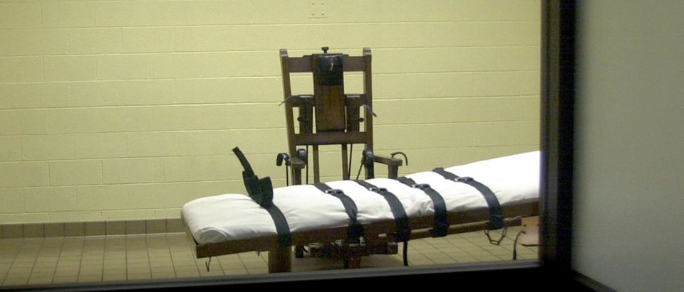 A view of the death chamber from the witness room at the Southern Ohio Correctional Facility shows an electric chair and gurney August 29, 2001 in Lucasville, Ohio. Mike Simons/Getty Images
