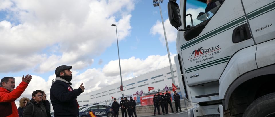 Pickets gesture to a truck driver outside an Amazon fulfillment centre during a strike in San Fernando de Henares near Madrid, Spain, November 23, 2018. REUTERS/Susana Vera