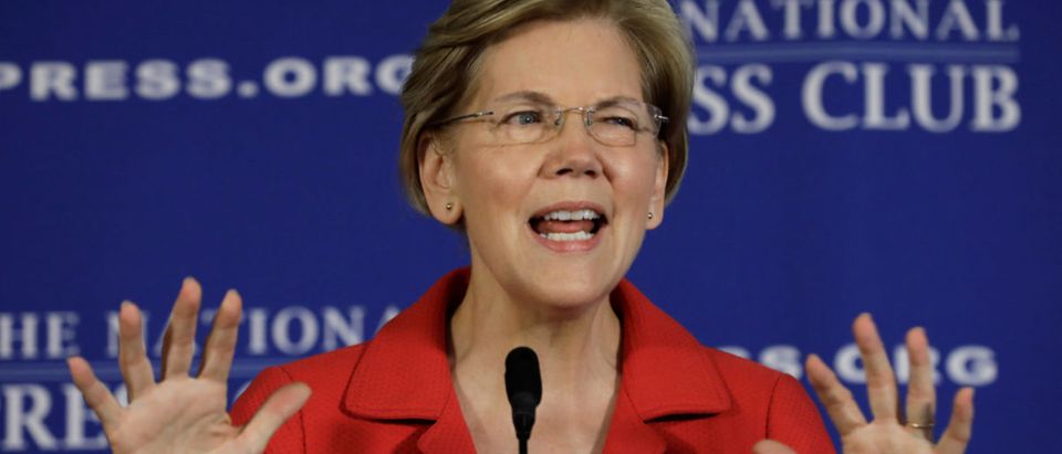 U.S. Sen. Elizabeth Warren delivers a major policy speech on "Ending corruption in Washington" at the National Press Club, Washington, U.S., Aug. 21, 2018. REUTERS/Yuri Gripas
