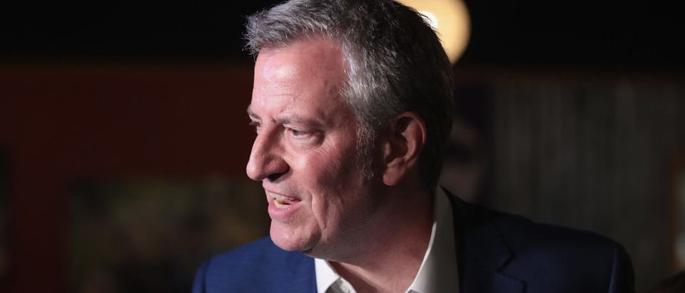 SIOUX CITY, IOWA - MAY 17: Democratic presidential candidate and New York City Mayor Bill De Blasio speaks to guests during a campaign stop at Rebos restaurant on May 17, 2019 in Sioux City, Iowa. Yesterday De Blasio announced he would be seeking the Democratic nomination, joining more than 20 other candidates hoping to face off against President Donald Trump in the general election in 2020. (Photo by Scott Olson/Getty Images)