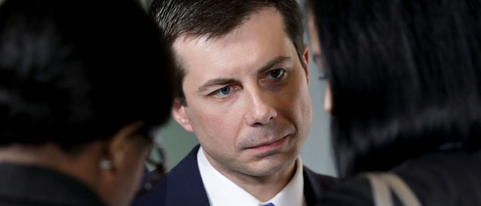 2020 Democratic presidential candidate Pete Buttigieg confers with aids after a lunch meeting with civil rights leader Rev. Al Sharpton, at SylviaÕs Restaurant in Harlem, New York, U.S., April 29, 2019. Bebeto Matthews/Pool via REUTERS