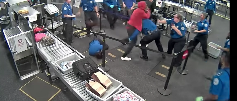Video Appears To Show Man Attacking Tsa Agents At Arizona Airport The Daily Caller