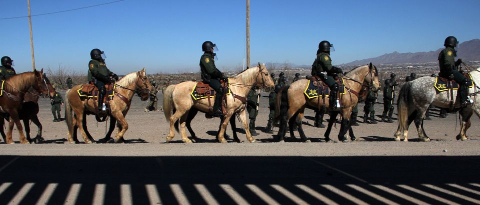 ICE and CBP agents perform drill in New Mexico near the Southern Border. (Photo by HERIKA MARTINEZ/AFP/Getty Images)