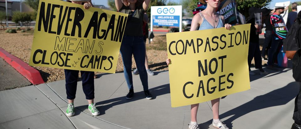 People protest outside the ICE immigration detention center in Adelanto, California, U.S., August 8, 2019. REUTERS/Lucy Nicholson