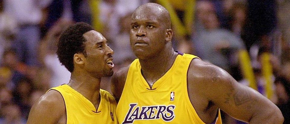 Los Angeles Lakers Kobe Bryant (L) talks to teamma
