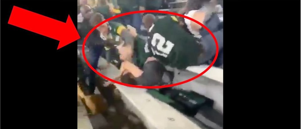 Packers, Eagles Fight (Credit: Screenshot/Twitter Video https://twitter.com/NFL_Memes/status/1177593117039632390)