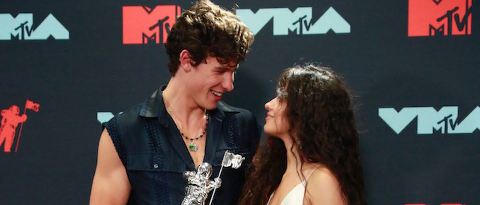 2019 MTV Video Music Awards - Photo Room - Prudential Center, Newark, New Jersey, U.S., August 26, 2019 - Shawn Mendes and Camila Cabello pose backstage with their Best Collaboration award for "Senorita." REUTERS/Andrew Kelly