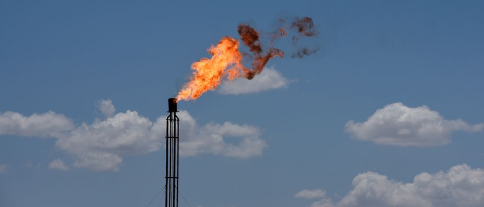 A flare burns off excess gas from a gas plant in the Permian Basin oil production area near Wink, Texas, Aug. 22, 2018. REUTERS/Nick Oxford/File Photo