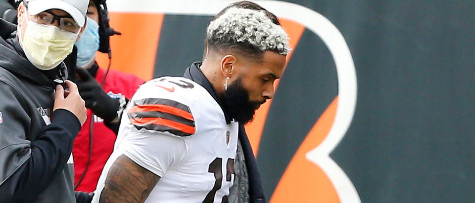 Oct 25, 2020; Cincinnati, Ohio, USA; Cleveland Browns wide receiver Odell Beckham Jr. (13) leaves the game with an apparent injury during the first quarter against the Cincinnati Bengals at Paul Brown Stadium. Mandatory Credit: Joseph Maiorana-USA TODAY Sports via Reuters
